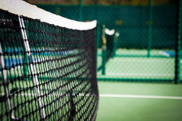 Green pickleball court showing closeup of the net